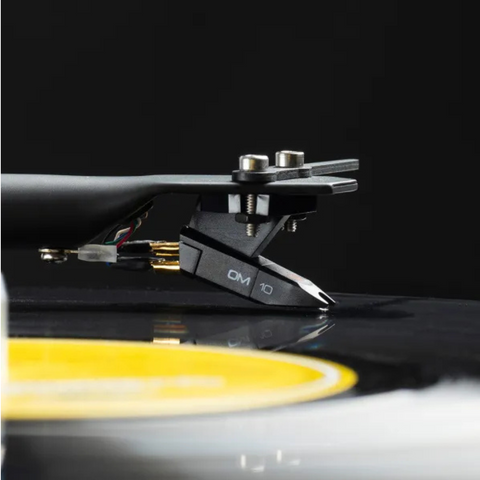 Pro-Ject Automat A1.2 - detail headshell with Ortofon OM10 (view 5 of 5)