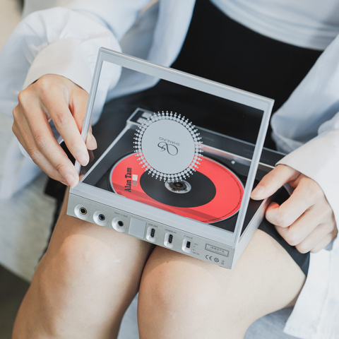 Shanling EC Zero AKM Portable CD Player lifestyle (view 4 of 4)